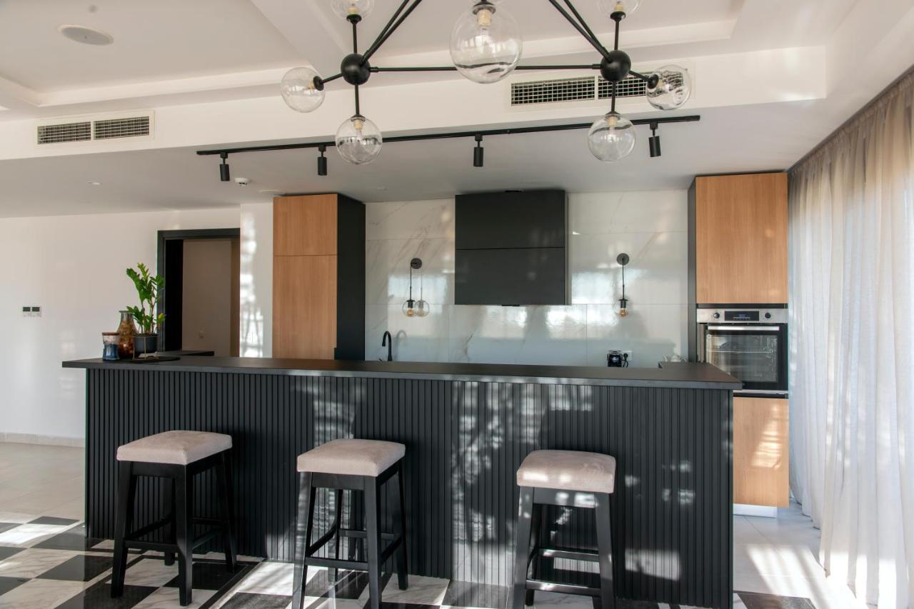 Soho Suites Bar Bagian luar foto