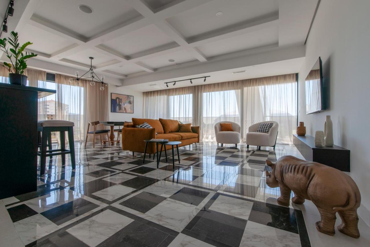 Soho Suites Bar Bagian luar foto